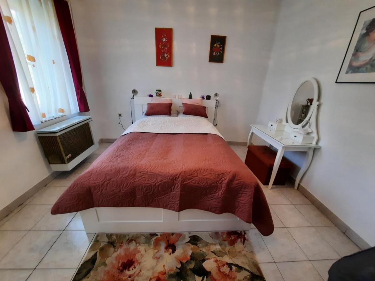 Istvan Vendeghaz Apartment *